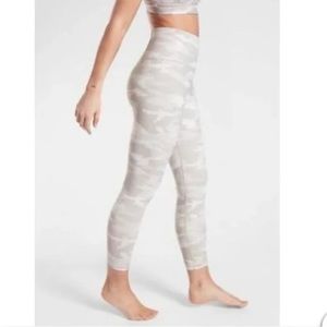 Athleta Elation 7/8‎ Tight Camo Leggings Women’s Size XS Tan Beige